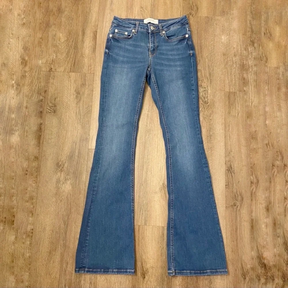 Zara Woman Premium Denim Collection Medium Wash Flare‎ Mid Rise Size 2